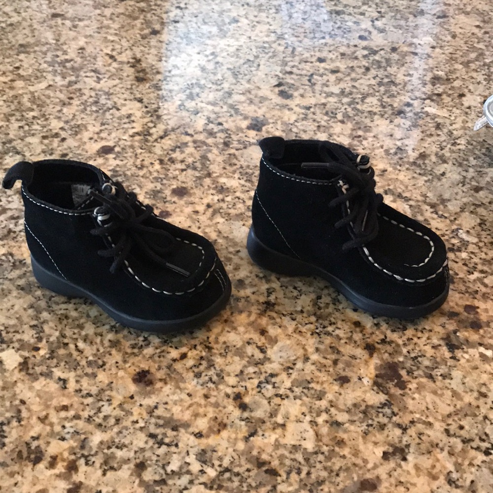 Gymboree baby shoes in faux suede